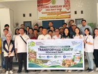 Dosen FEB UPR melatih warga Desa Bukit Rawi menggunakan AI untuk promosi produk daur ulang