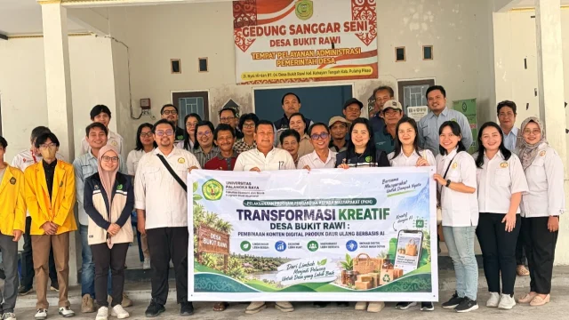 Dosen FEB UPR melatih warga Desa Bukit Rawi menggunakan AI untuk promosi produk daur ulang