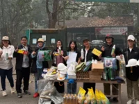 Pengurus Forsiladi Kalteng menyalurkan bantuan sembako kepada relawan pemadam karhutla dan bantuan untuk orangutan serta petugas BOSF Nyaru Menteng.