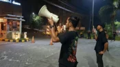Aksi pemuda Kalteng di depan Swiss-Belhotel Danum Palangka Raya saat kunjungan Menhut Raja Juli Antoni.