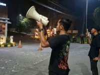 Aksi pemuda Kalteng di depan Swiss-Belhotel Danum Palangka Raya saat kunjungan Menhut Raja Juli Antoni.