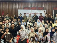 Asisten Intelijen Kejati Kalteng Hendri Hanafi dan Ketua IPMK Palangka Raya Muhammad Sya’ban bersama mahasiswa Kotawaringin Timur dalam Makrab di Palangka Raya.
