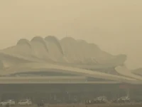 Kabut asap pekat menyelimuti terminal Bandara Tjilik Riwut Palangka Raya akibat karhutla di Kalimantan Tengah, Rabu 14 Oktober 2026.