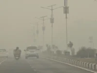 Kabut asap karhutla menyelimuti jalanan Kota Palangka Raya Kalimantan Tengah, mengurangi jarak pandang dan meningkatkan risiko ISPA.