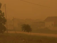 Kabut asap tebal berwarna kuning menyelimuti permukiman Palangka Raya akibat karhutla Kalimantan Tengah yang membakar lebih dari 20 ribu hektare lahan.