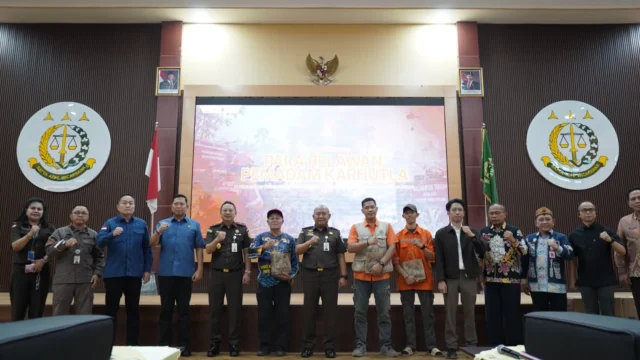 Kejati Kalteng apresiasi relawan karhutla dalam kegiatan penghargaan bagi petugas pemadam kebakaran hutan dan lahan di Palangka Raya.