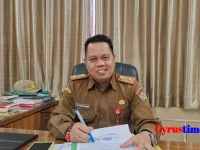 Kepala Dinas Kehutanan Kalimantan Tengah Agustan Saining di ruang kerja