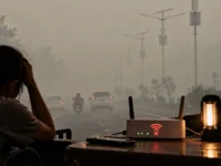 Ilustrasi warga Palangka Raya menghadapi kabut asap karhutla, gangguan internet IndiHome dan XL HOME, serta pemadaman listrik.