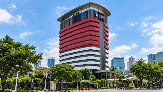 KPK tetapkan lima tersangka OTT BNPB terkait dugaan korupsi pengadaan dana kebencanaan Oktober 2026.