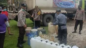 Polres Barsel mendistribusikan 20 ribu liter air bersih kepada warga Desa Sarimbuah Kecamatan Gunung Bintang Awai