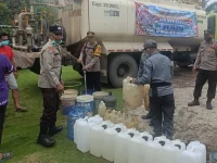 Polres Barsel mendistribusikan 20 ribu liter air bersih kepada warga Desa Sarimbuah Kecamatan Gunung Bintang Awai