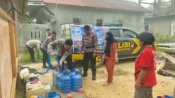 Polres Barsel mendistribusikan air bersih kepada warga Desa Danau Ganting yang terdampak kekeringan di Kalimantan Tengah.