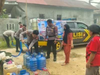 Polres Barsel mendistribusikan air bersih kepada warga Desa Danau Ganting yang terdampak kekeringan di Kalimantan Tengah.