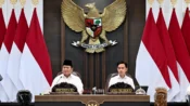 Presiden Prabowo Subianto bersama Wakil Presiden Gibran Rakabuming Raka dalam rapat kabinet di Istana Kepresidenan.