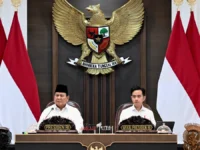 Presiden Prabowo Subianto bersama Wakil Presiden Gibran Rakabuming Raka dalam rapat kabinet di Istana Kepresidenan.