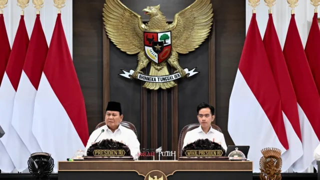 Presiden Prabowo Subianto bersama Wakil Presiden Gibran Rakabuming Raka dalam rapat kabinet di Istana Kepresidenan.