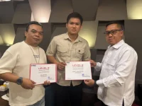 Asprov PSSI Kalteng menyerahkan lisensi wasit futsal level II di Palangka Raya