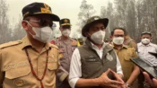 Menhut Raja Juli Antoni didampingi Gubernur Kalteng Agustiar Sabran saat diwawancarai di Taman Nasional Sebangau Palangka Raya, 13 Oktober 2026.