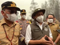 Menhut Raja Juli Antoni didampingi Gubernur Kalteng Agustiar Sabran saat diwawancarai di Taman Nasional Sebangau Palangka Raya, 13 Oktober 2026.