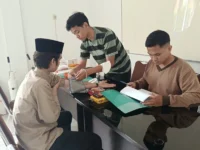 Pemeriksaan kesehatan warga di Rumah Aman Asap Dompet Dhuafa Palangka Raya akibat kabut asap karhutla.