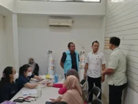 Rektor UPR dan tim meninjau layanan pemeriksaan kesehatan di Rumah Oksigen Gratis untuk membantu mahasiswa dan masyarakat menghadapi kabut asap di Palangka Raya.