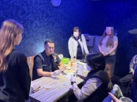 Petugas melakukan pemeriksaan urine dalam Operasi Berantas Sarang Narkoba di tempat hiburan malam Palangka Raya.
