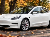 Tesla Model 3 terbaru dengan layar 16 inci dan fitur V2L